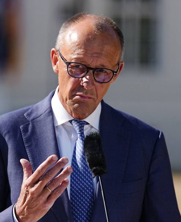 Bundeskanzler Friedrich Merz (CDU) spricht vor Beginn der Klausurtagung der Bundesregierung im Schloss Neuhardenberg am 25. August.