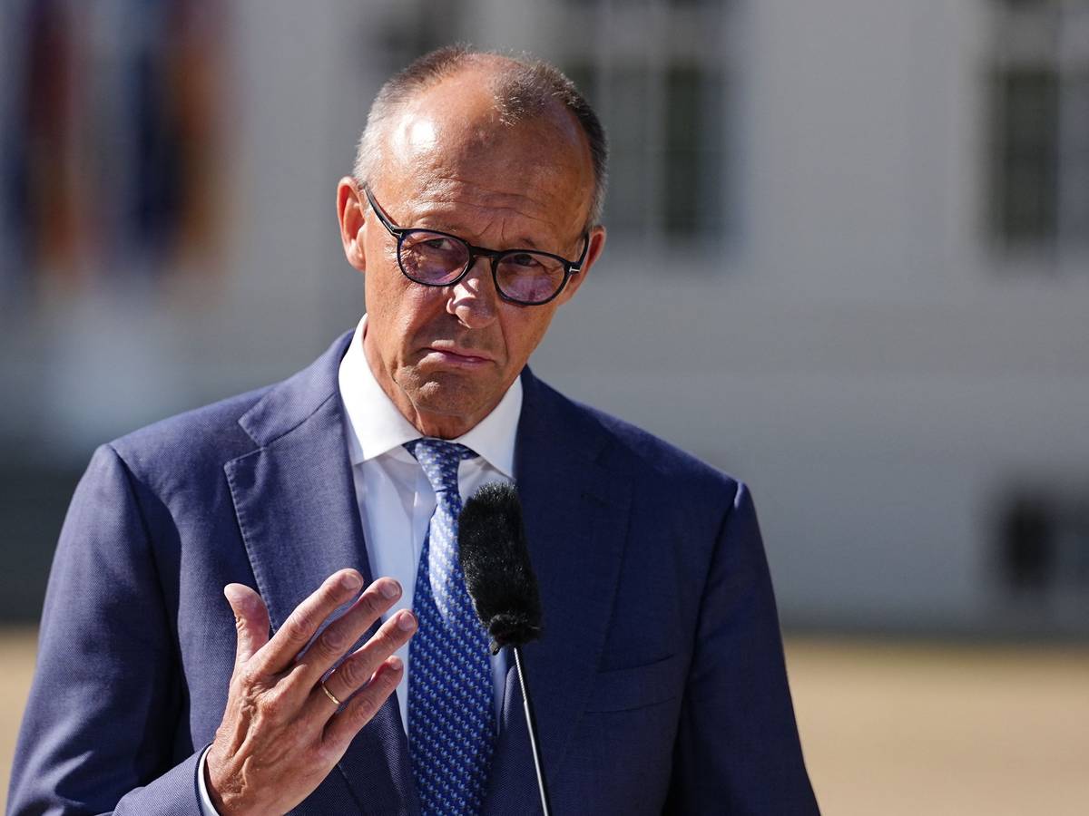 Bundeskanzler Friedrich Merz (CDU) spricht vor Beginn der Klausurtagung der Bundesregierung im Schloss Neuhardenberg am 25. August.
