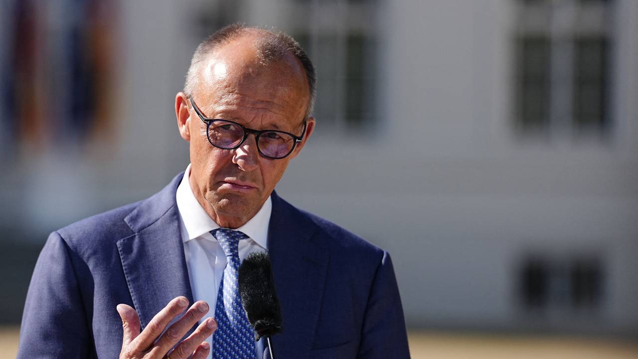 Bundeskanzler Friedrich Merz (CDU) spricht vor Beginn der Klausurtagung der Bundesregierung im Schloss Neuhardenberg am 25. August.