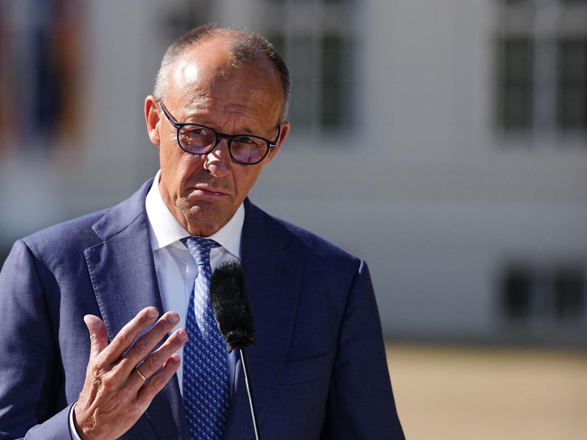 Bundeskanzler Friedrich Merz (CDU) spricht vor Beginn der Klausurtagung der Bundesregierung im Schloss Neuhardenberg am 25. August.