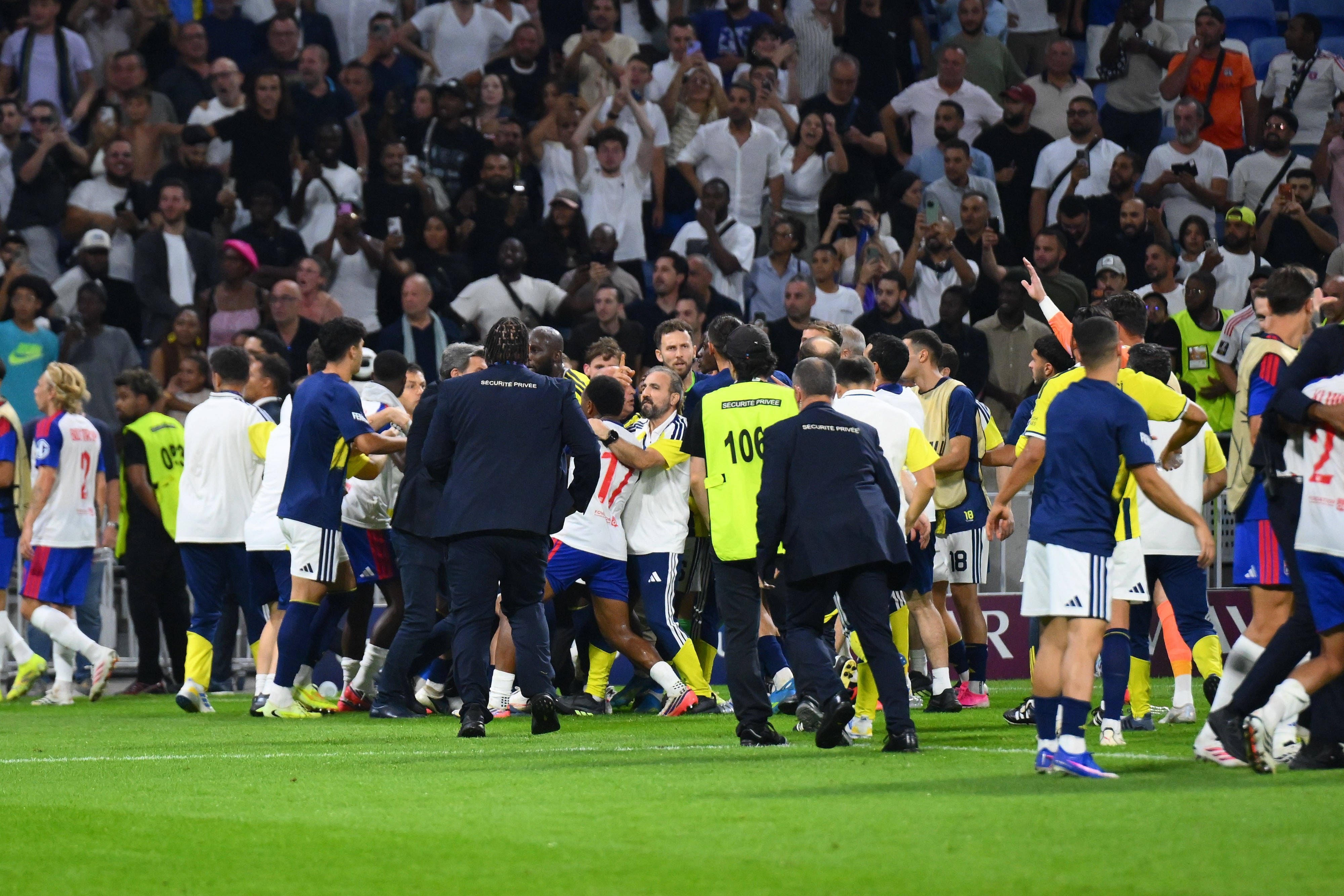 Rudelbildung im Spiel der Champions League zwischen Lyon und Fenerbahce Istanbul.