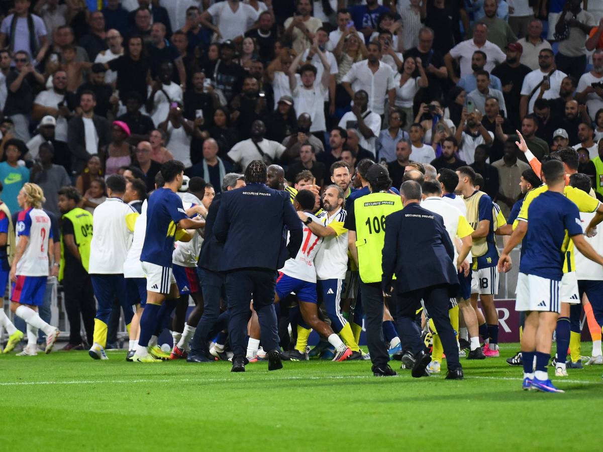 Rudelbildung im Spiel der Champions League zwischen Lyon und Fenerbahce Istanbul.