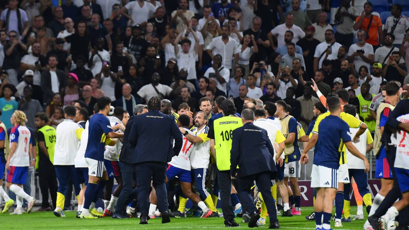 Rudelbildung im Spiel der Champions League zwischen Lyon und Fenerbahce Istanbul.