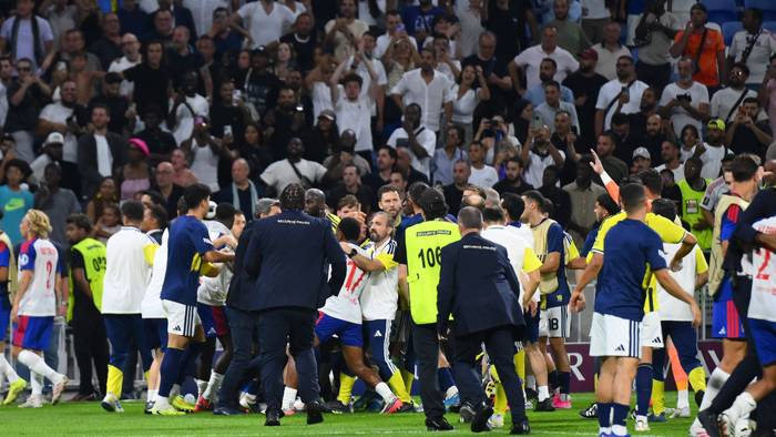 Rudelbildung im Spiel der Champions League zwischen Lyon und Fenerbahce Istanbul.