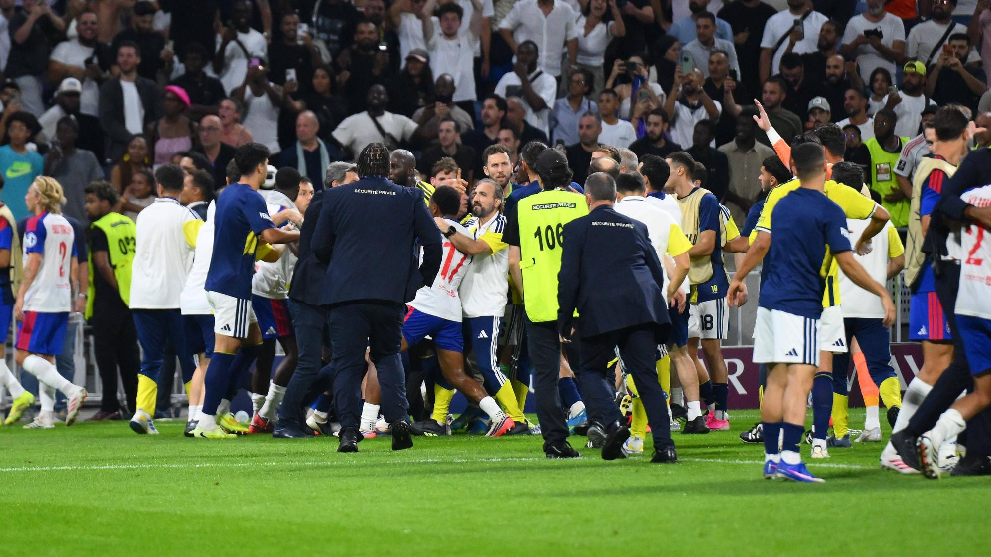Rudelbildung im Spiel der Champions League zwischen Lyon und Fenerbahce Istanbul.
