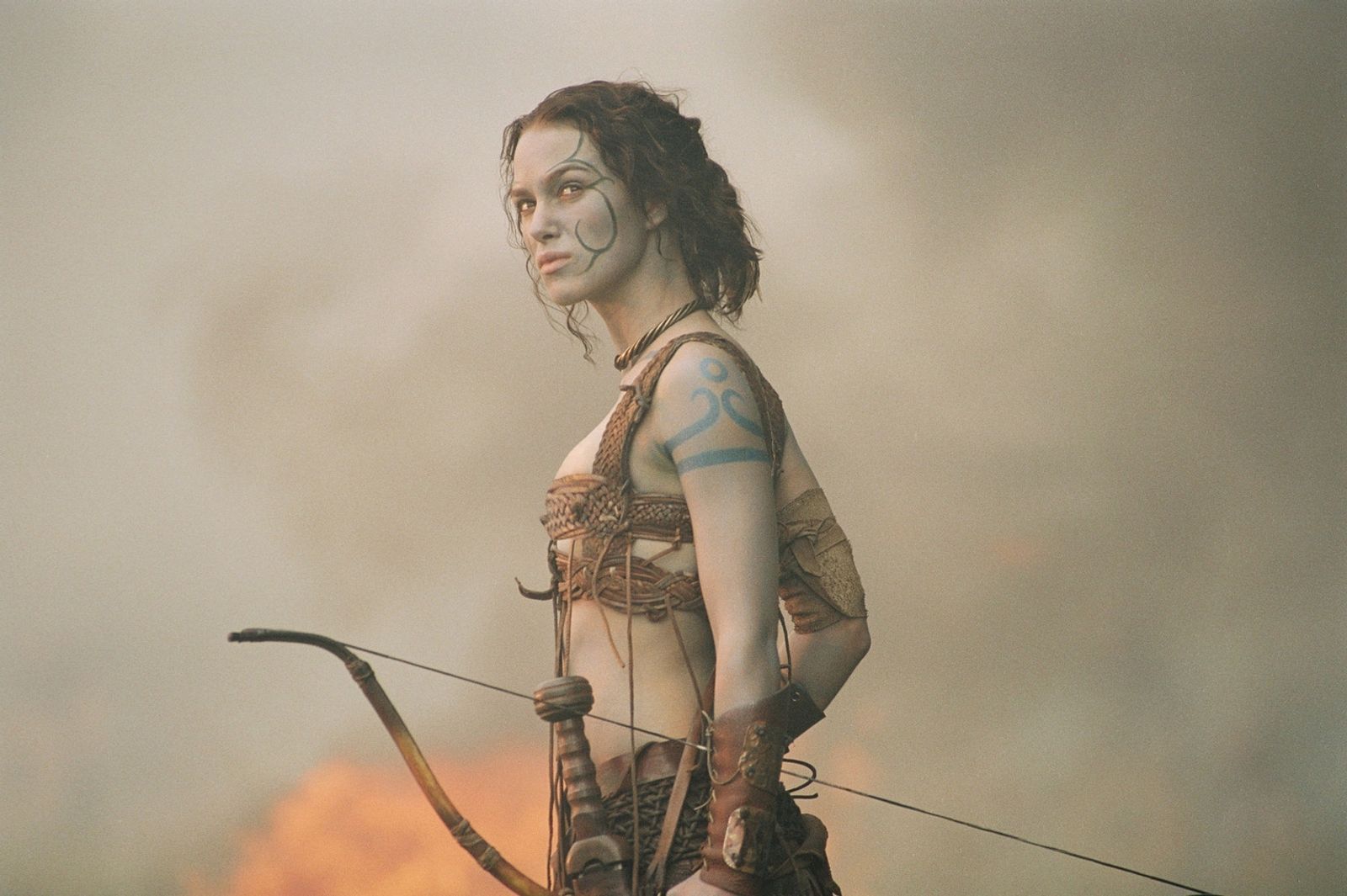 Die schöne Guinevere (Keira Knightley), Tochter des Magiers Merlin, weiß sich trotz ihrer zarten Anatomie zu helfen. (Bild: ProSieben/ touchstone pictures / Jerry Bruckheimer Film)