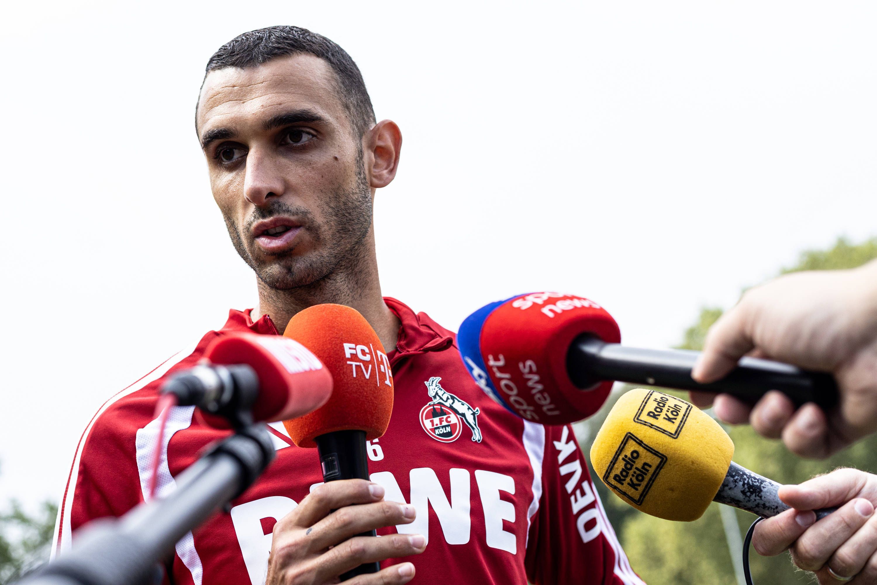 Ellyes Skhiri spricht vor Mikrofonen.