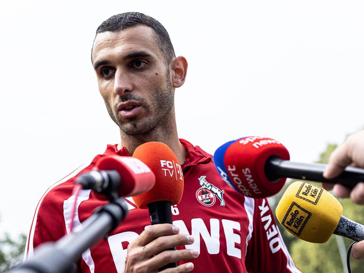 Ellyes Skhiri spricht vor Mikrofonen.
