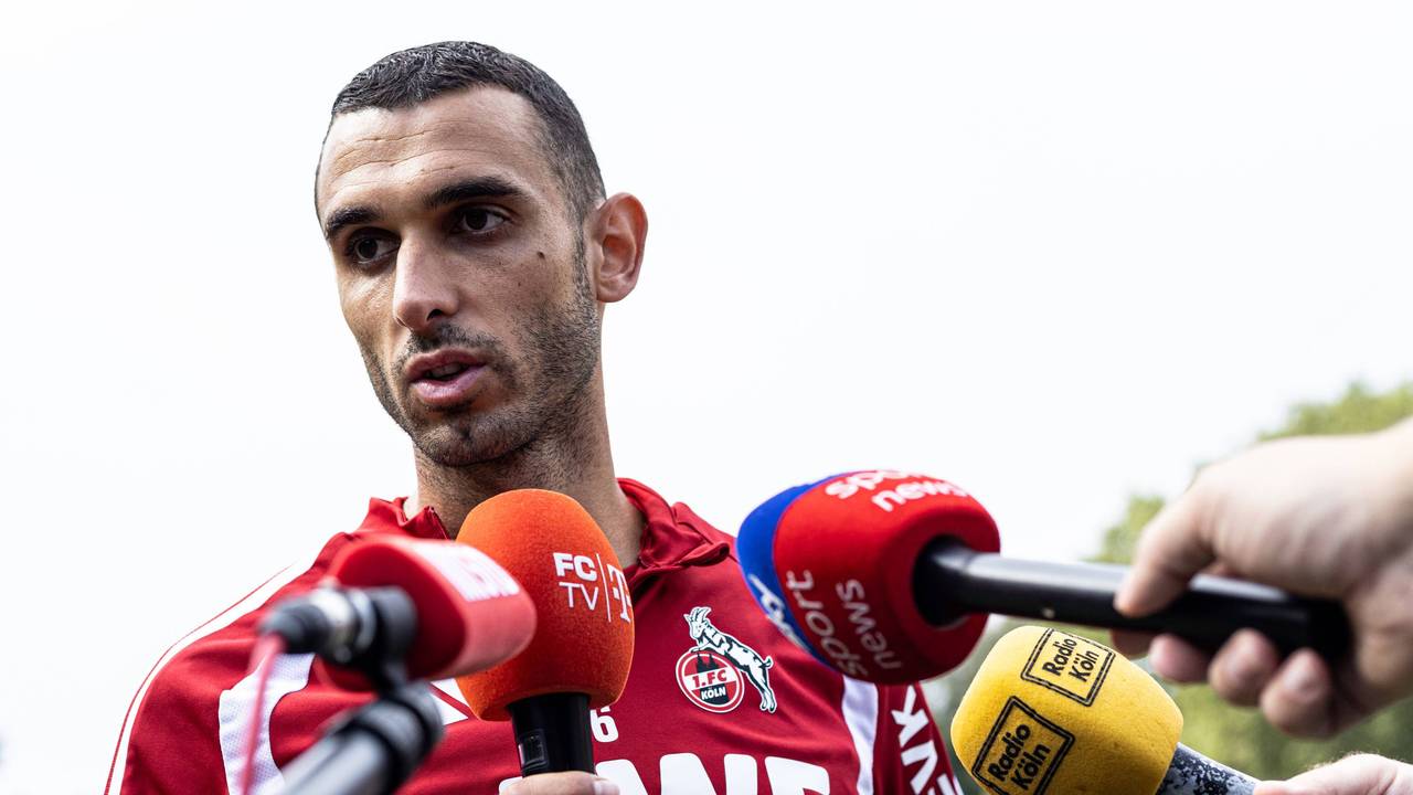 Ellyes Skhiri spricht vor Mikrofonen.