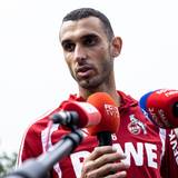 Ellyes Skhiri spricht vor Mikrofonen.
