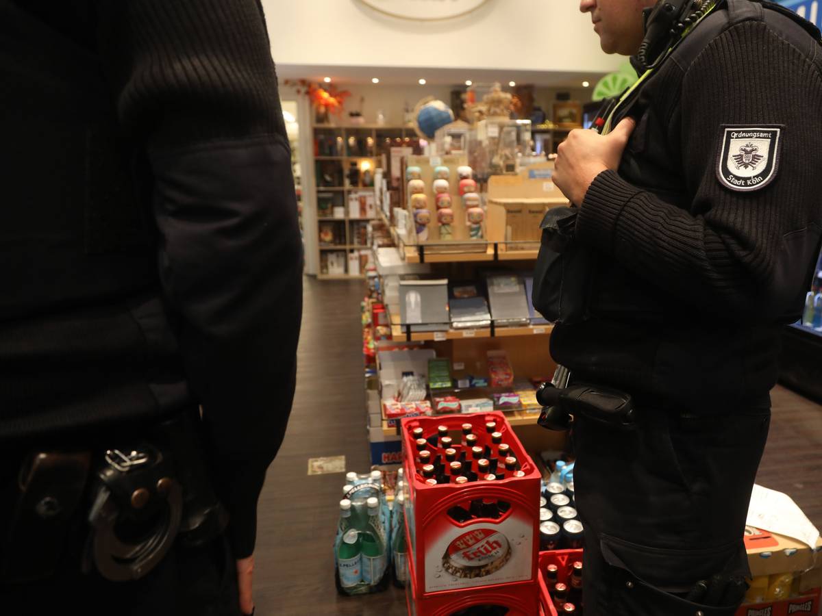 Nach dem Überfall auf einen Kioskmitarbeiter fahndet die Polizei jetzt öffentlich nach dem mutmaßlichen Täter. (Symbolfoto aus dem Jahr 2024)