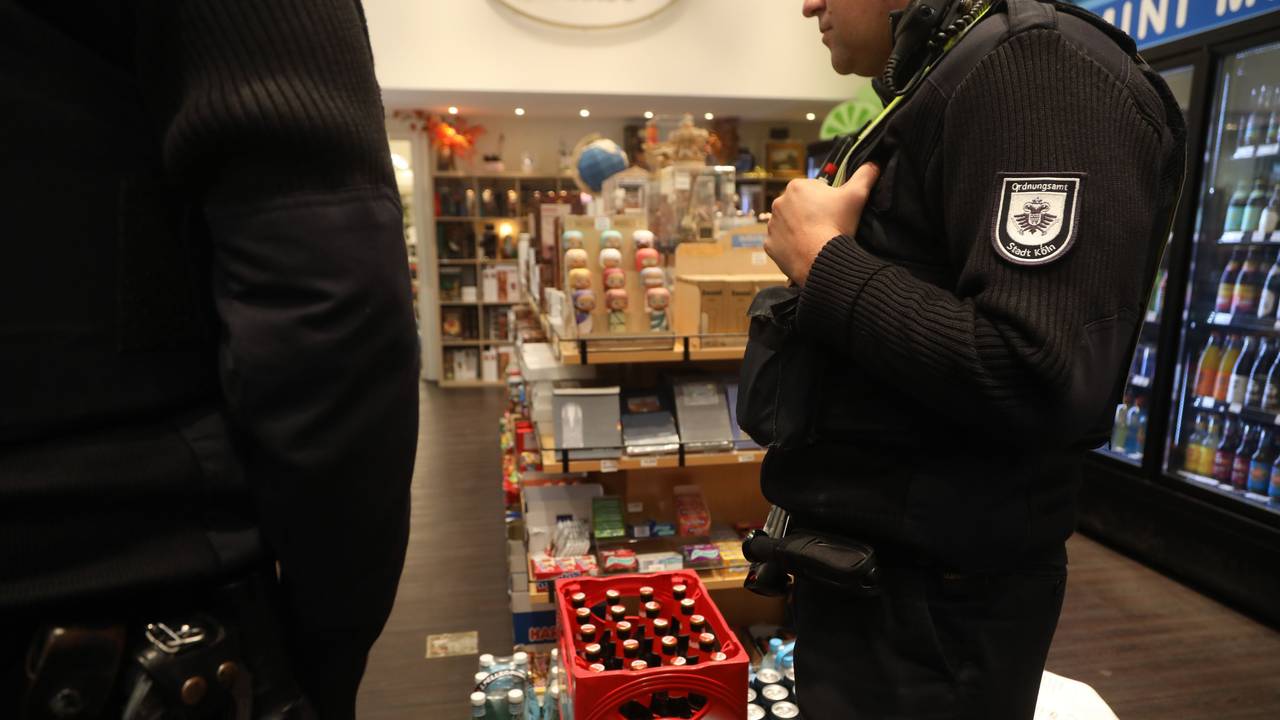 Nach dem Überfall auf einen Kioskmitarbeiter fahndet die Polizei jetzt öffentlich nach dem mutmaßlichen Täter. (Symbolfoto aus dem Jahr 2024)