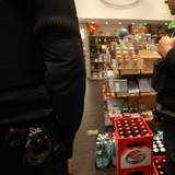 Nach dem Überfall auf einen Kioskmitarbeiter fahndet die Polizei jetzt öffentlich nach dem mutmaßlichen Täter. (Symbolfoto aus dem Jahr 2024)