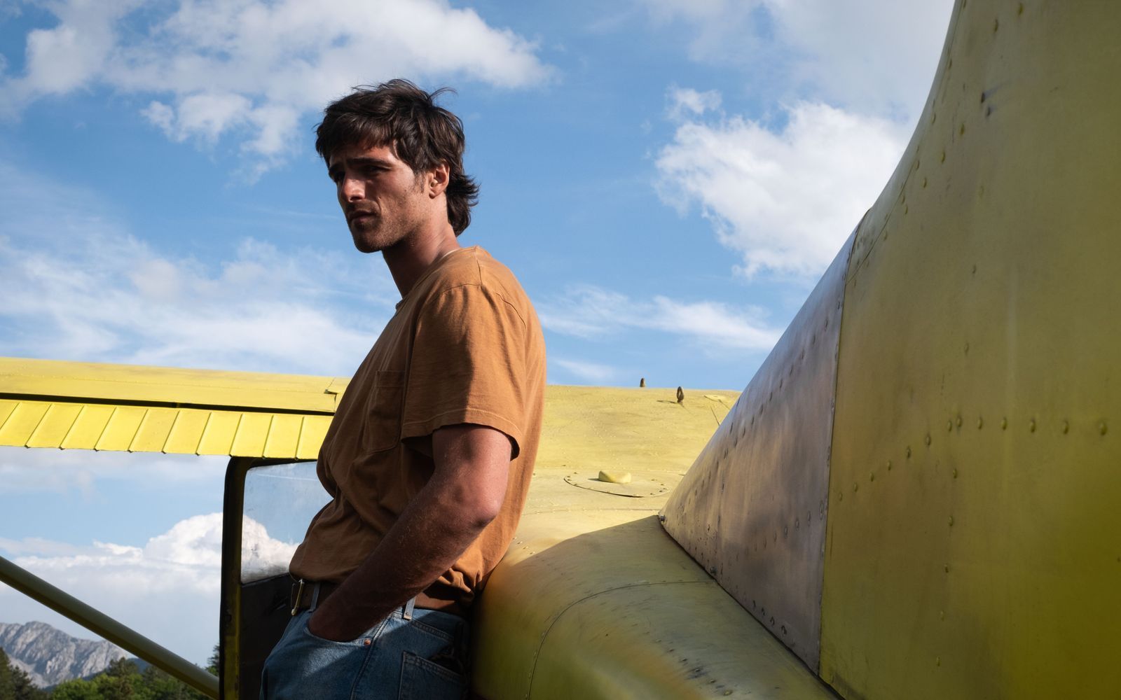 Der junge Pilot Hig (Jacob Elordi) düst auch in einer völlig zerstörten Welt mit seinem Flugzeug durch die Gegend. (Bild: Disney/20th Century Studios)