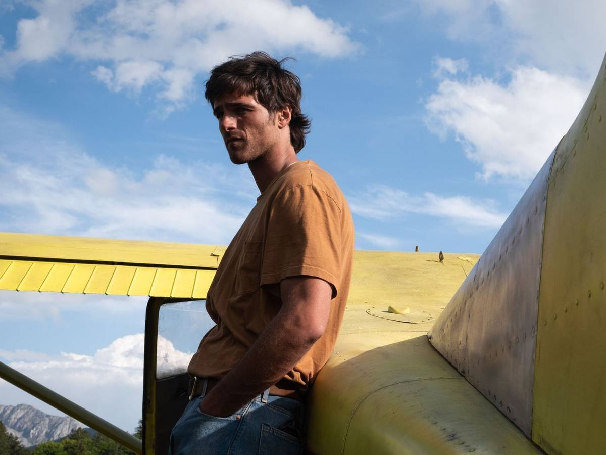 Der junge Pilot Hig (Jacob Elordi) düst auch in einer völlig zerstörten Welt mit seinem Flugzeug durch die Gegend. (Bild: Disney/20th Century Studios)