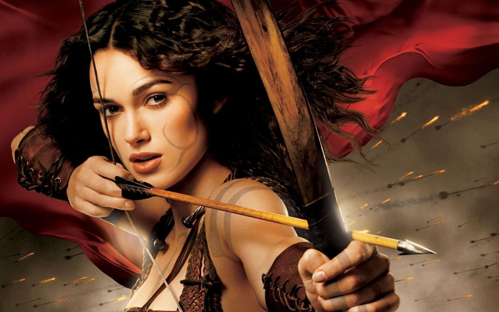 Blau bemalte Amazone mit Gemütsschwankungen: Guinevere (Keira Knightley) muss sich zwischen zwei Männern entscheiden. (Bild: ProSieben/ touchstone pictures / Jerry Bruckheimer Film)