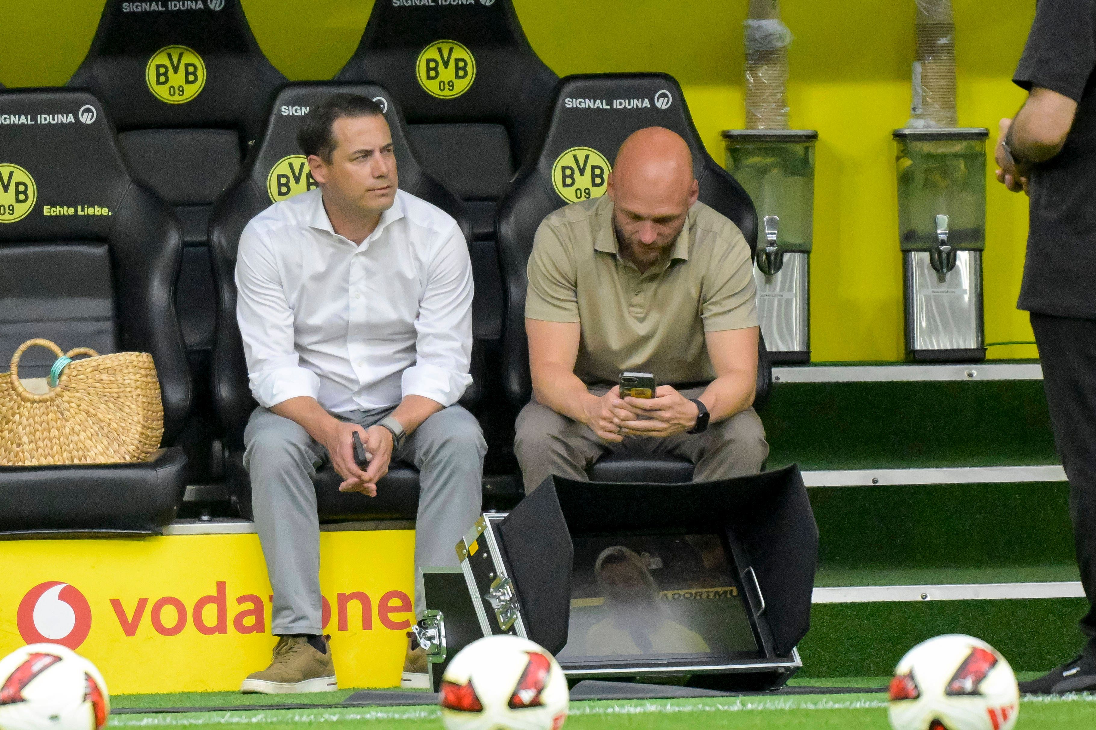 Die BVB-Bosse Lars Ricken und Ole Book.