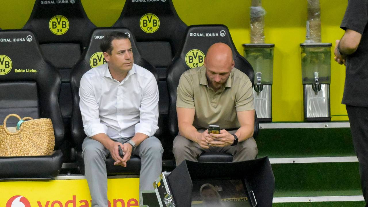 Die BVB-Bosse Lars Ricken und Ole Book.