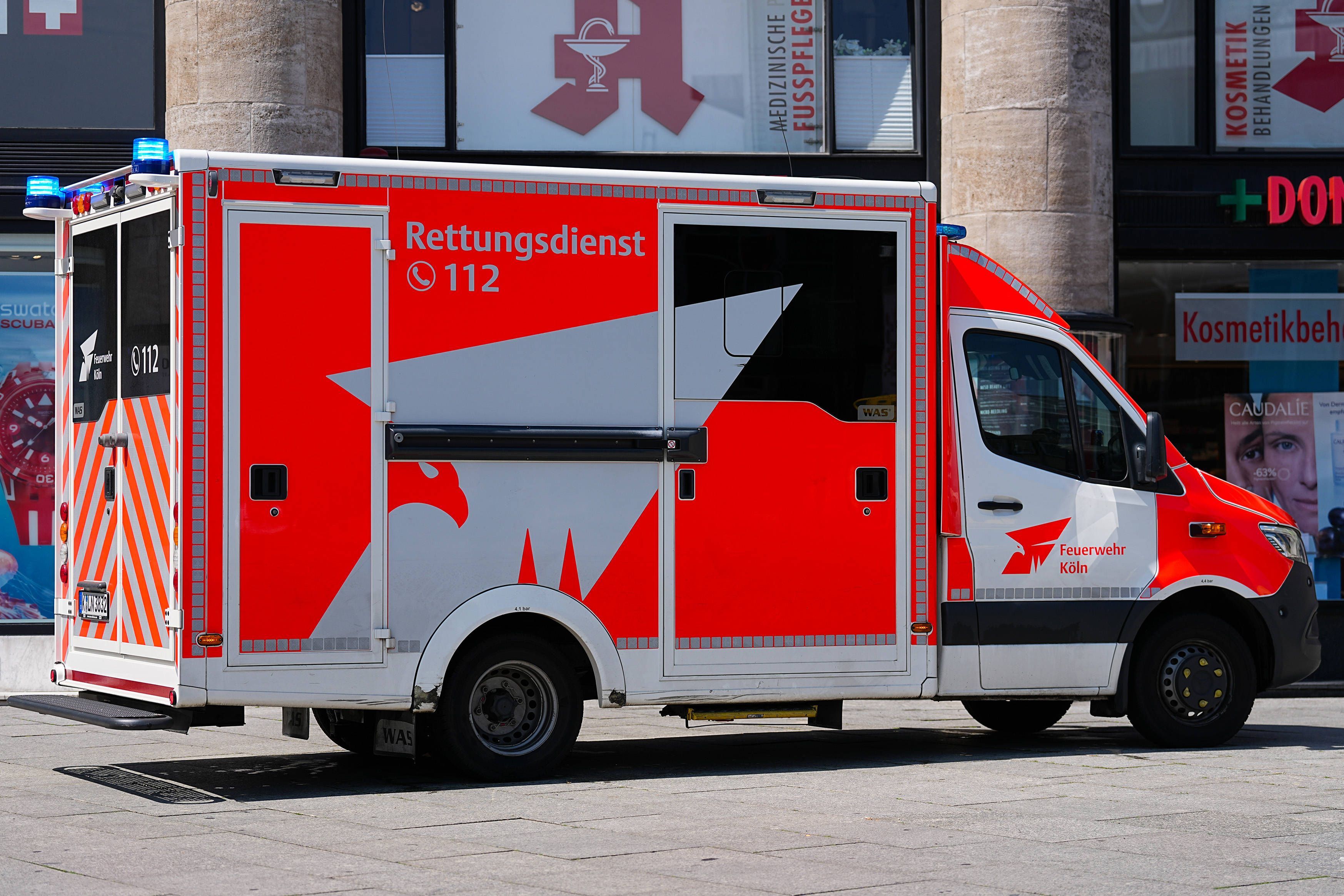 Ein Rettungswagen der Feuerwehr fährt auf Einsatzfahrt durch Köln. (Symbolfoto)