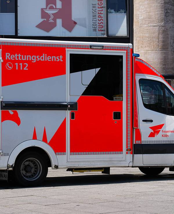 Ein Rettungswagen der Feuerwehr fährt auf Einsatzfahrt durch Köln. (Symbolfoto)