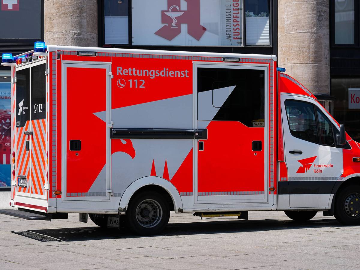 Ein Rettungswagen der Feuerwehr fährt auf Einsatzfahrt durch Köln. (Symbolfoto)