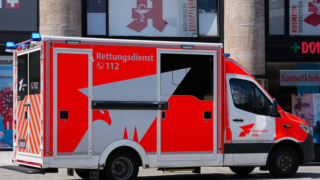 Ein Rettungswagen der Feuerwehr fährt auf Einsatzfahrt durch Köln. (Symbolfoto)