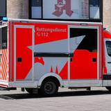 Ein Rettungswagen der Feuerwehr fährt auf Einsatzfahrt durch Köln. (Symbolfoto)