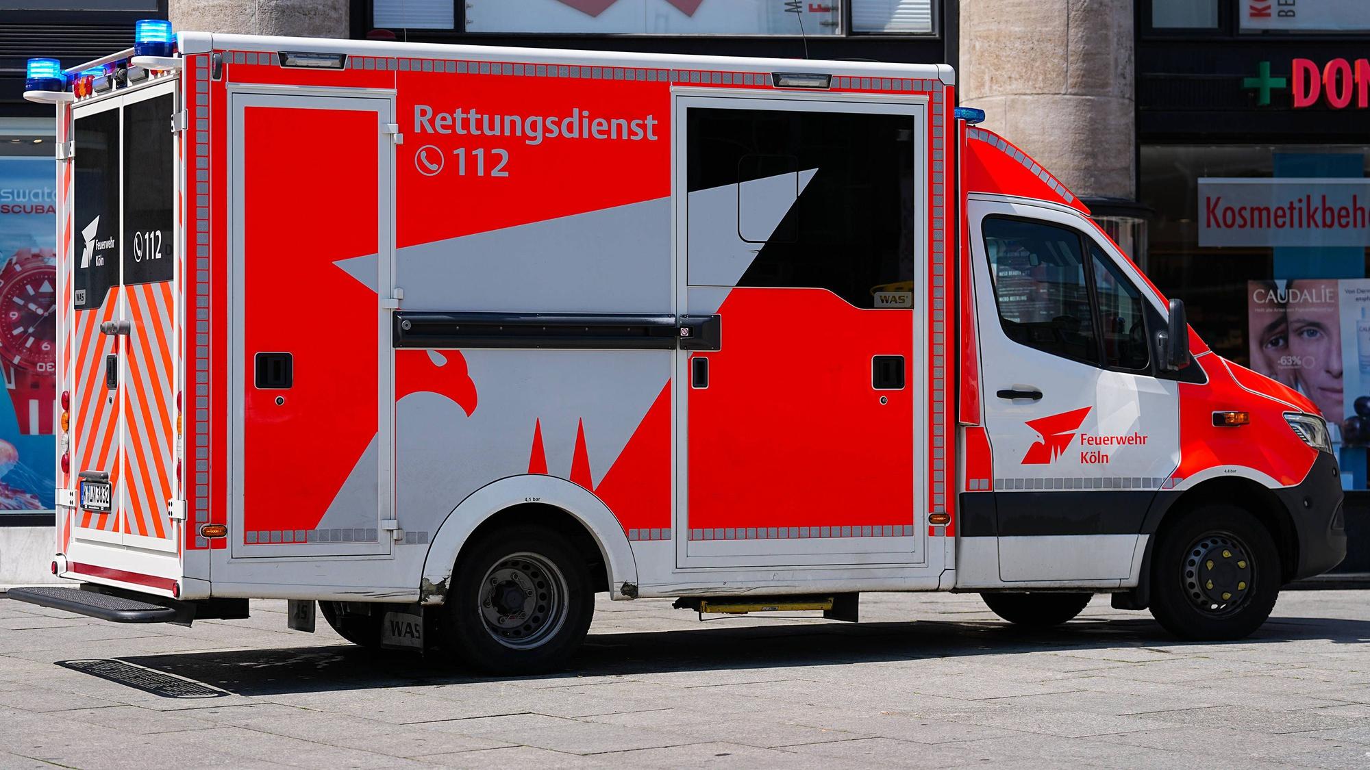 Ein Rettungswagen der Feuerwehr fährt auf Einsatzfahrt durch Köln. (Symbolfoto)