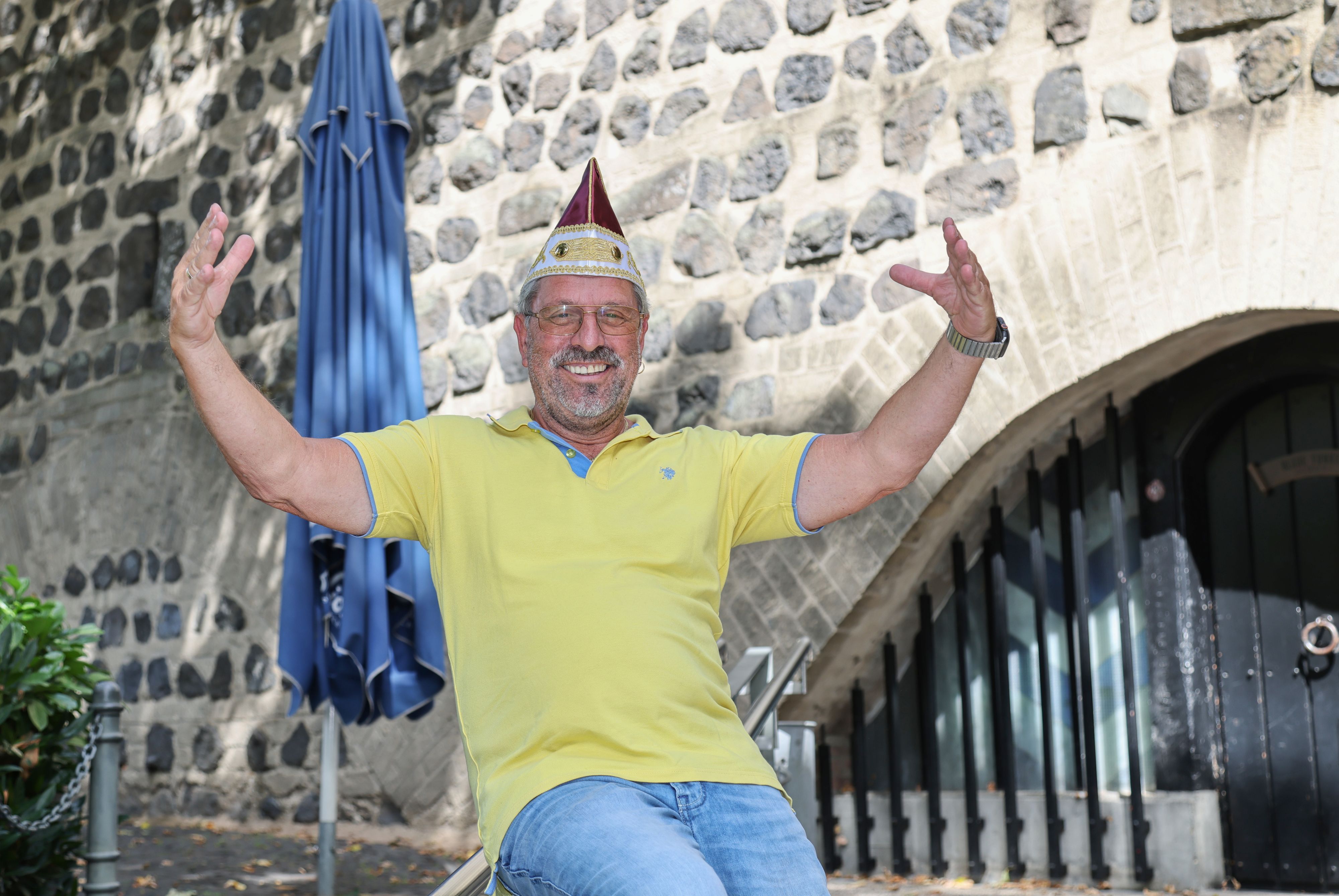 Ex-Bauer Werner Klupsch sitzt vor dem Turm der Blauen Funken.