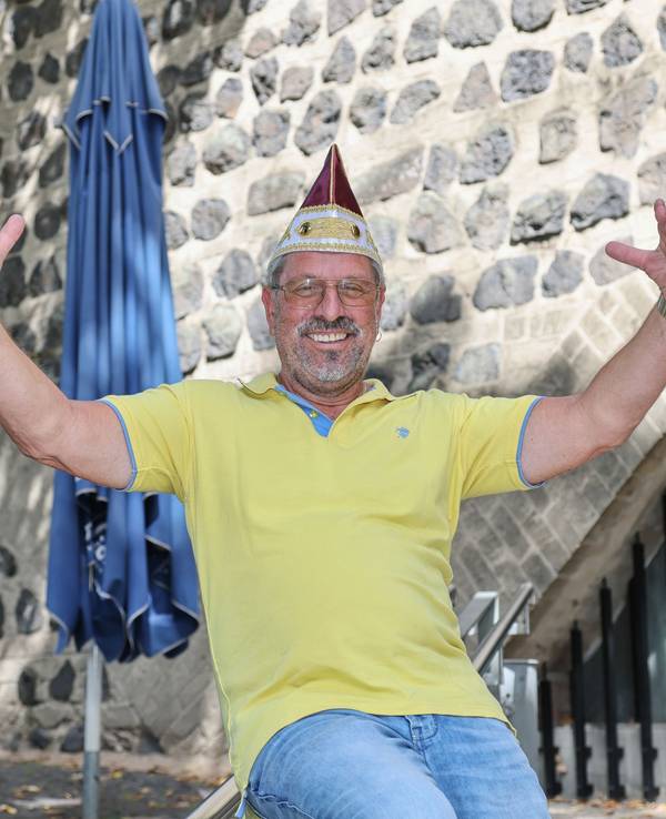 Ex-Bauer Werner Klupsch sitzt vor dem Turm der Blauen Funken.