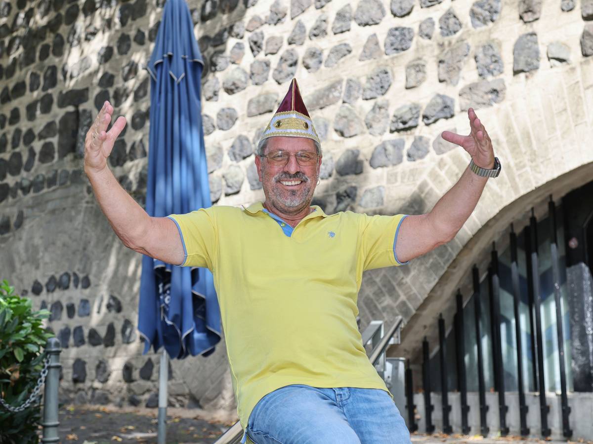 Ex-Bauer Werner Klupsch sitzt vor dem Turm der Blauen Funken.