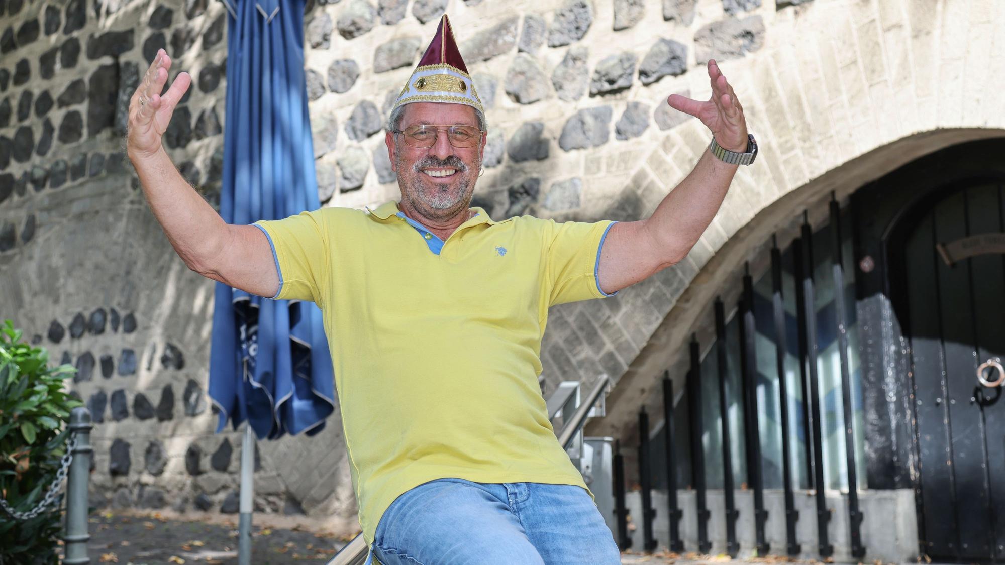 Ex-Bauer Werner Klupsch sitzt vor dem Turm der Blauen Funken.