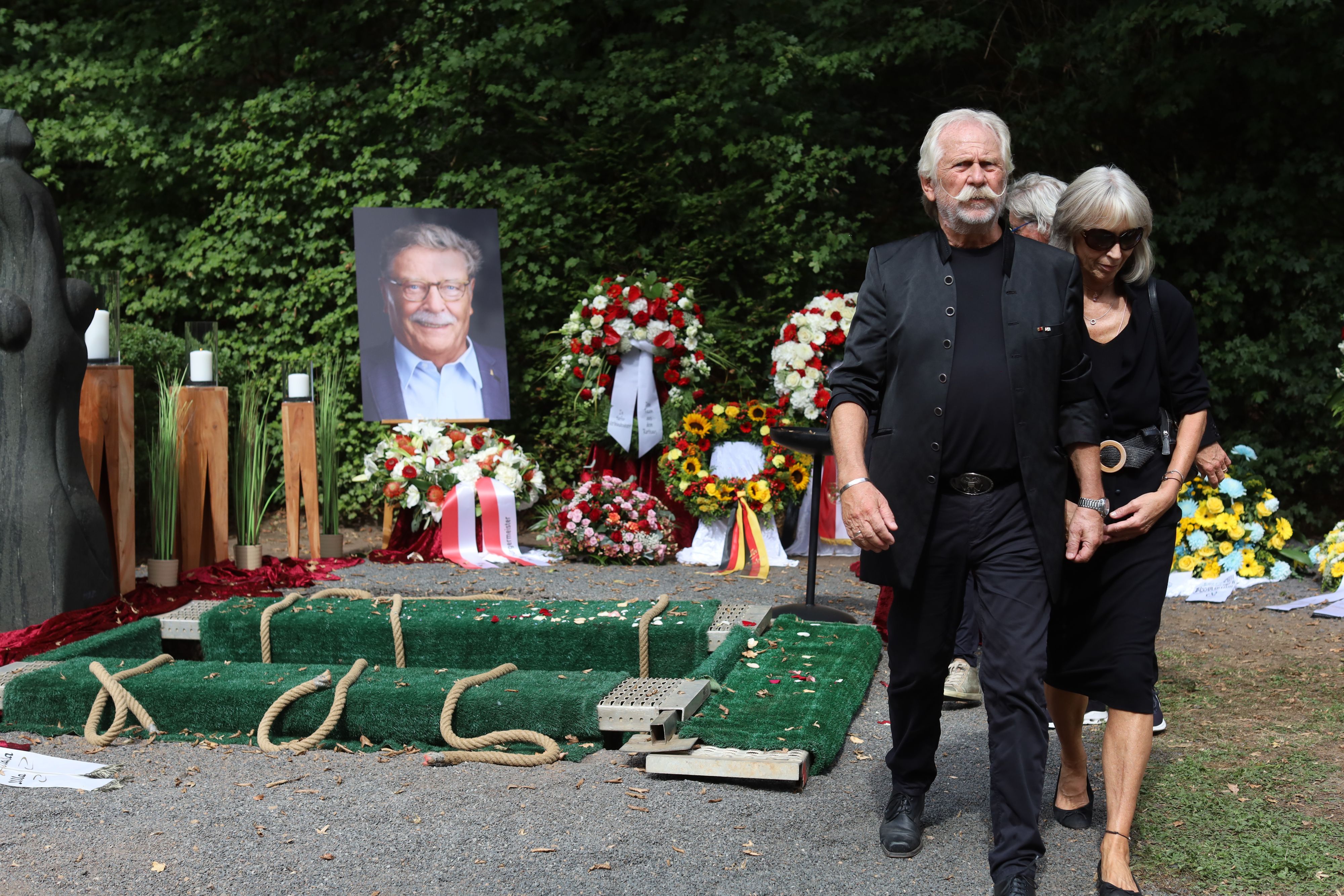 Beisetzung des ehemaligen Oberbürgermeisters Fritz Schramma auf dem Westfriedhof: Auch Ex-Höhner Henning Krautmacher nahm Abschied.