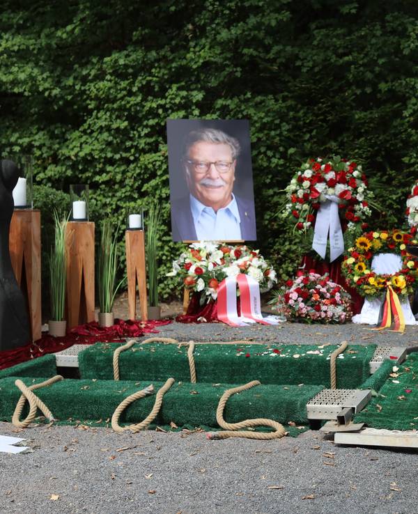Beisetzung des ehemaligen Oberbürgermeisters Fritz Schramma auf dem Westfriedhof: Auch Ex-Höhner Henning Krautmacher nahm Abschied.