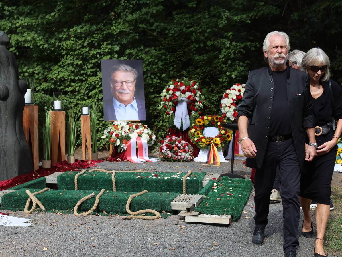 Beisetzung des ehemaligen Oberbürgermeisters Fritz Schramma auf dem Westfriedhof: Auch Ex-Höhner Henning Krautmacher nahm Abschied.
