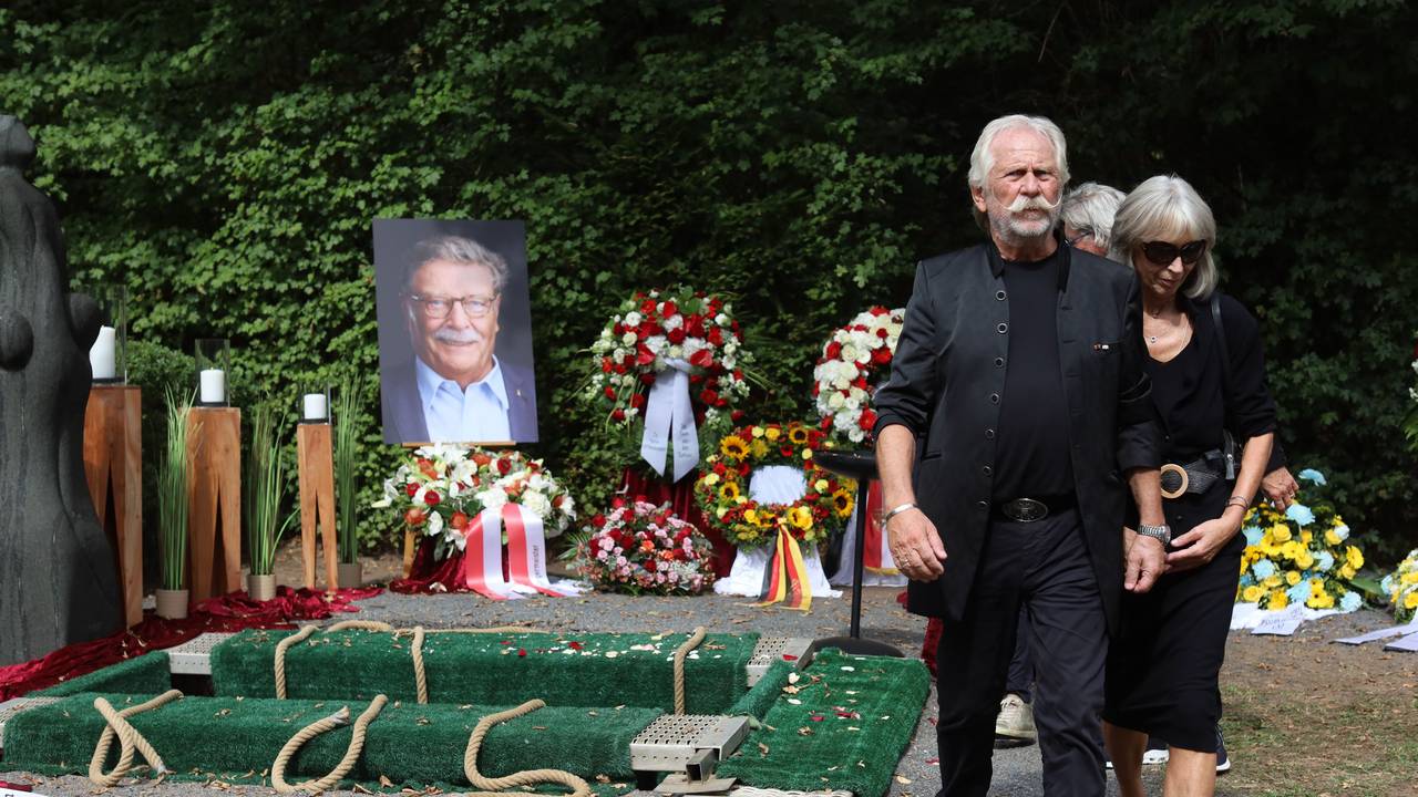 Beisetzung des ehemaligen Oberbürgermeisters Fritz Schramma auf dem Westfriedhof: Auch Ex-Höhner Henning Krautmacher nahm Abschied.