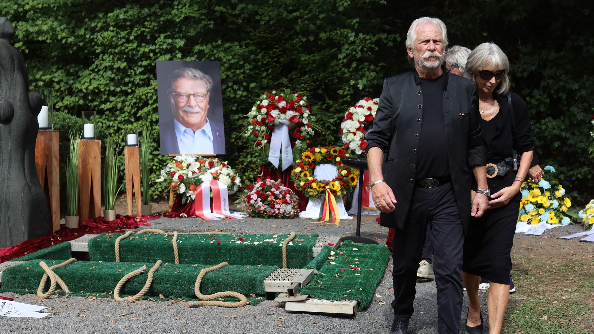 Beisetzung des ehemaligen Oberbürgermeisters Fritz Schramma auf dem Westfriedhof: Auch Ex-Höhner Henning Krautmacher nahm Abschied.
