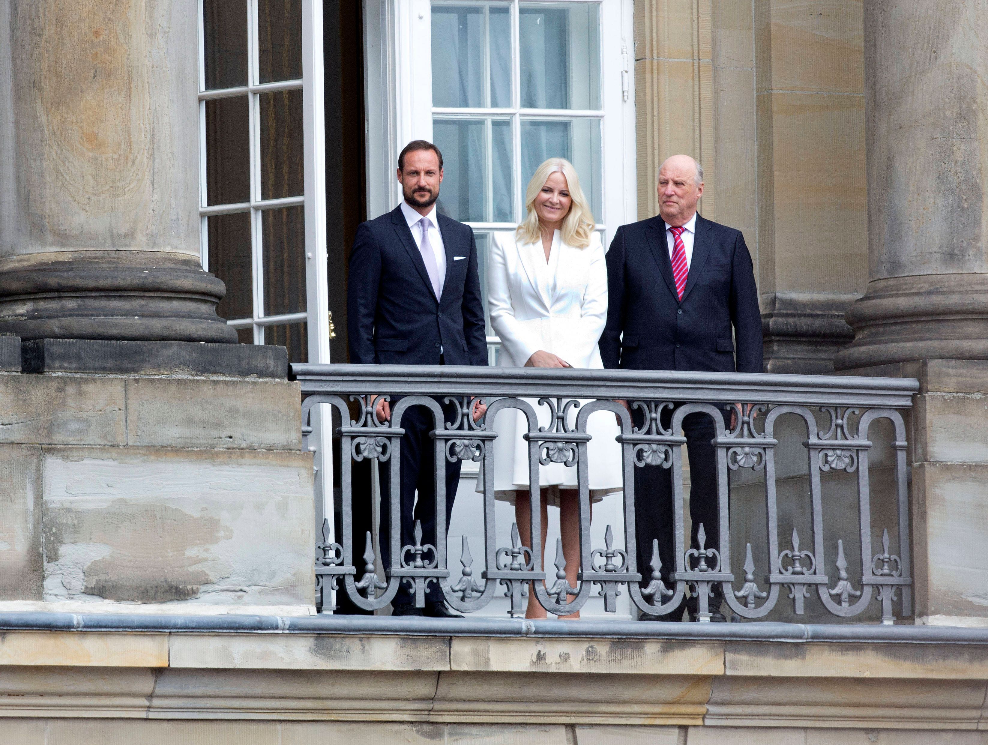 Norwegens König Harald V. (r) ist im Alter von 89 Jahren gestorben. Sein Sohn Haakon (l) wird neuer König. Seine Ehefrau Mette-Marit Königin.