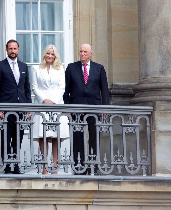Norwegens König Harald V. (r) ist im Alter von 89 Jahren gestorben. Sein Sohn Haakon (l) wird neuer König. Seine Ehefrau Mette-Marit Königin.
