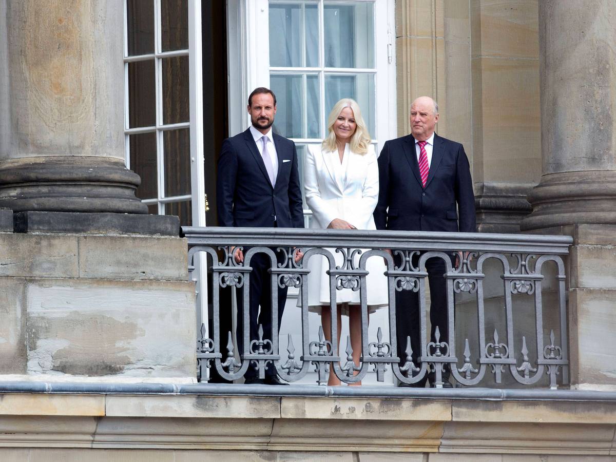 Norwegens König Harald V. (r) ist im Alter von 89 Jahren gestorben. Sein Sohn Haakon (l) wird neuer König. Seine Ehefrau Mette-Marit Königin.