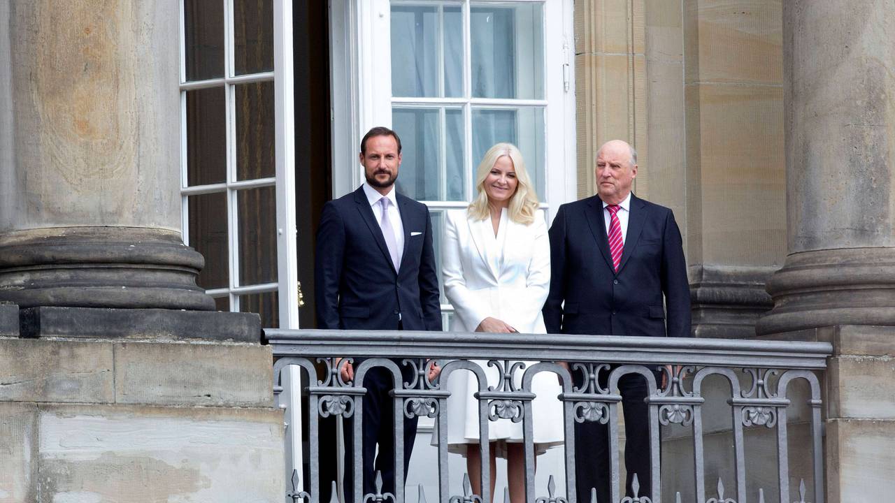 Norwegens König Harald V. (r) ist im Alter von 89 Jahren gestorben. Sein Sohn Haakon (l) wird neuer König. Seine Ehefrau Mette-Marit Königin.