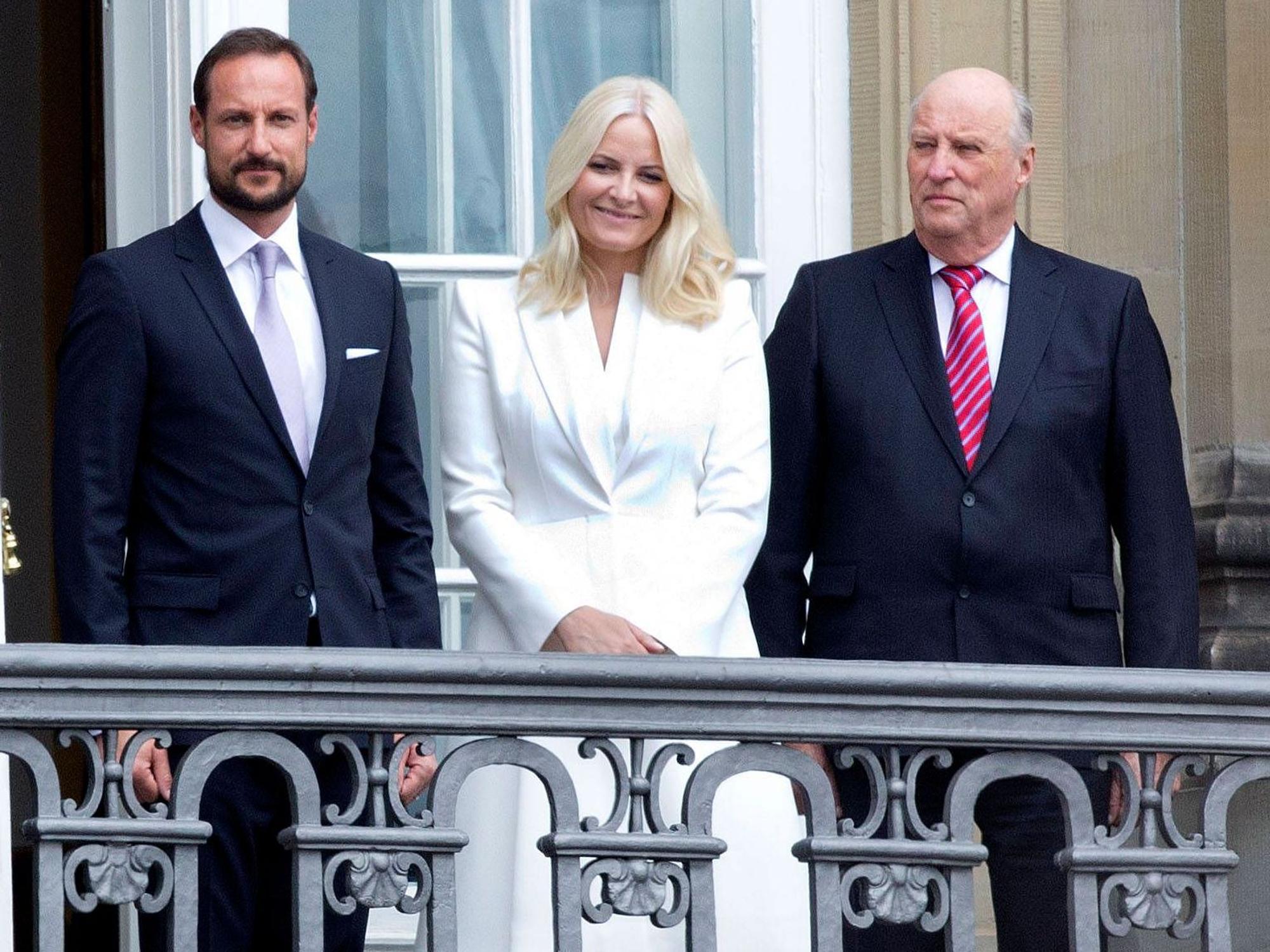 Norwegens König Harald V. (r) ist im Alter von 89 Jahren gestorben. Sein Sohn Haakon (l) wird neuer König. Seine Ehefrau Mette-Marit Königin.