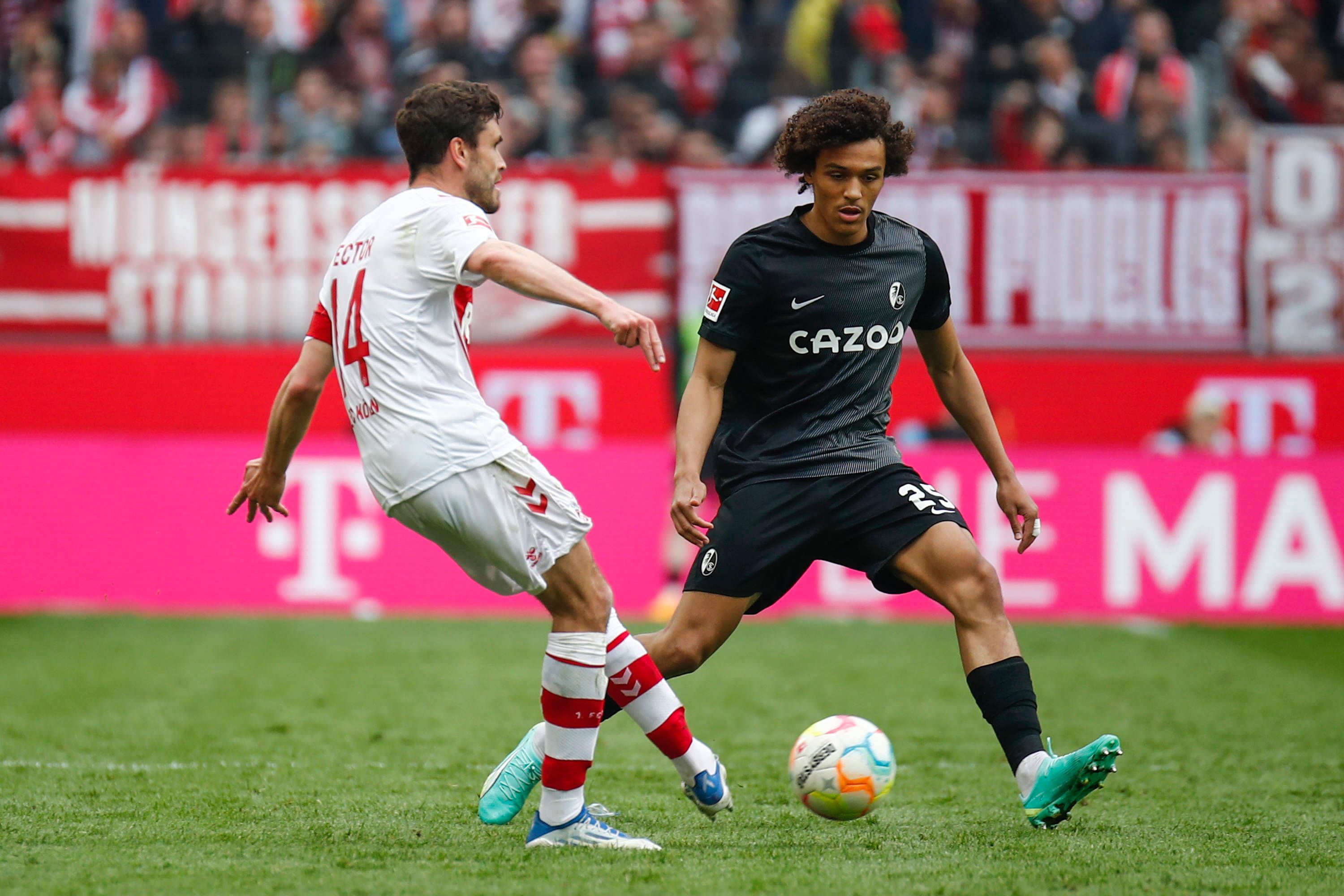 Jonas Hector passt den Ball, Kiliann Sildilla steht daneben.