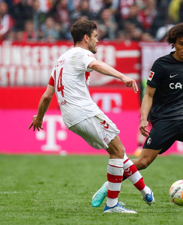 Jonas Hector passt den Ball, Kiliann Sildilla steht daneben.