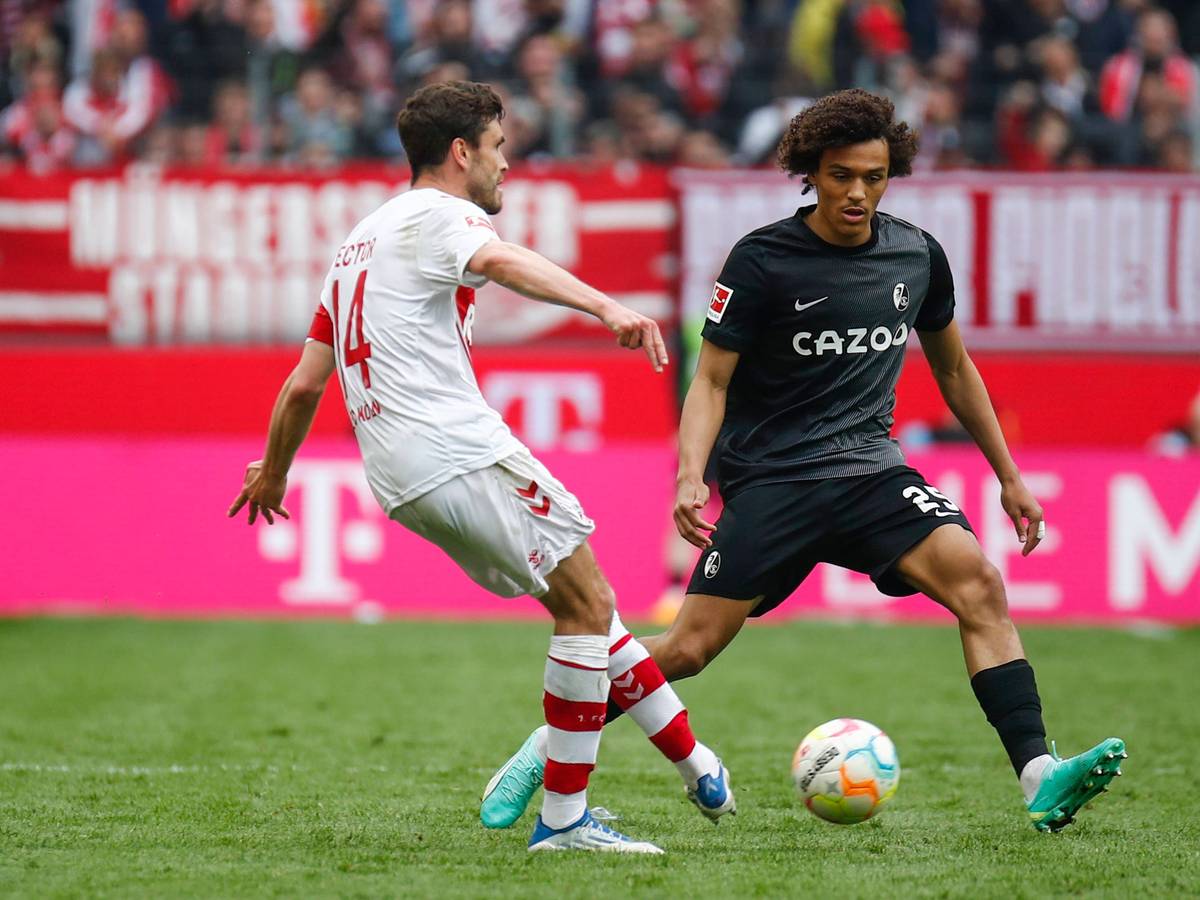 Jonas Hector passt den Ball, Kiliann Sildilla steht daneben.
