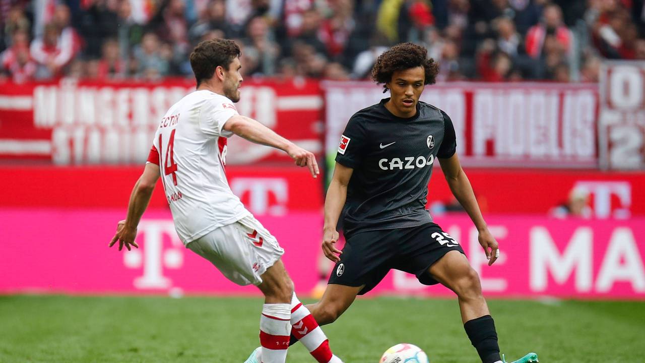 Jonas Hector passt den Ball, Kiliann Sildilla steht daneben.