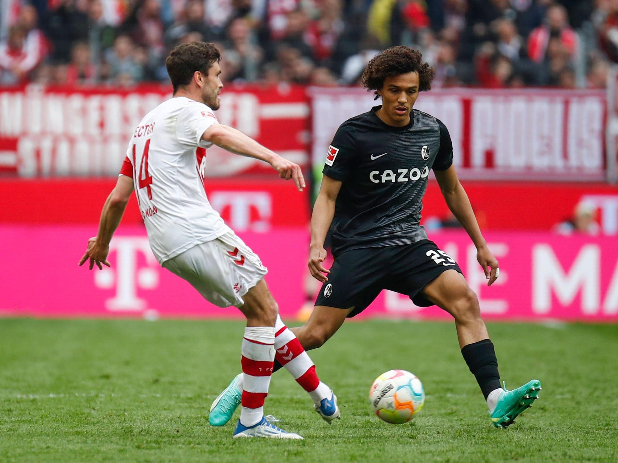 Jonas Hector passt den Ball, Kiliann Sildilla steht daneben.
