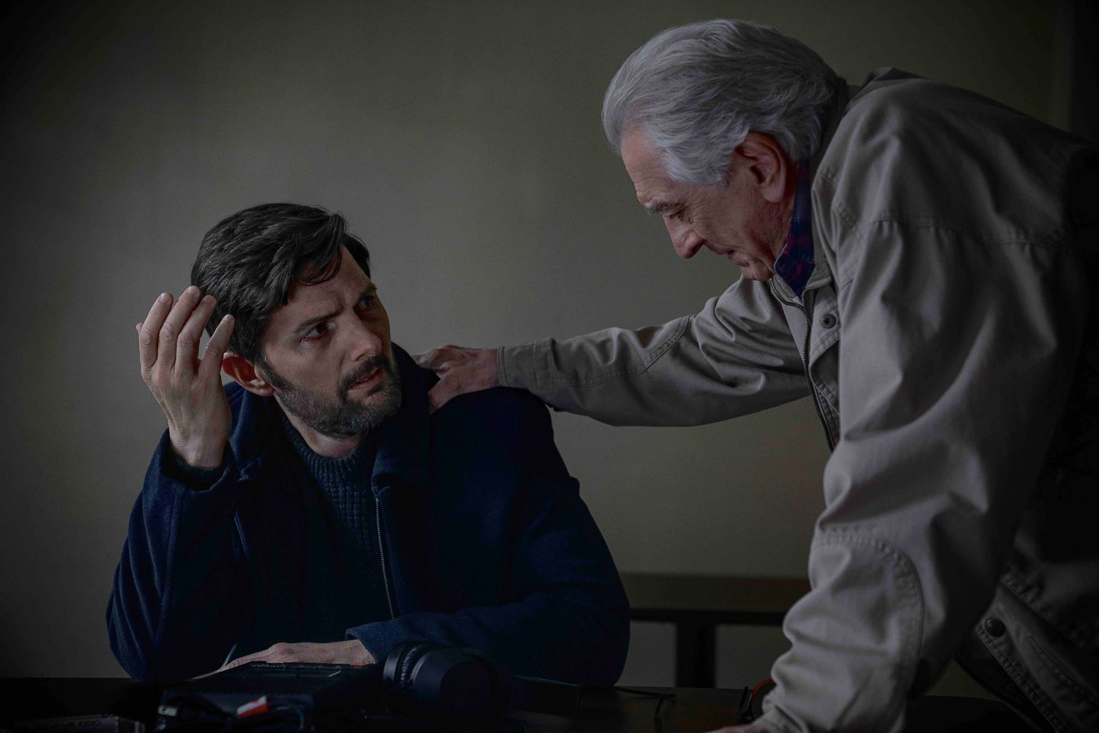 Als Toms (Adam Scott, links) Sohn verschwindet verbündet er sich widerwillig mit seinem Vater (Robert De Niro), zu dem er zuvor jeglichen Kontakt abgebrochen hatte. Toms Vater ermittelte damals im Fall. (Bild: David Lee/Netflix © 2026)