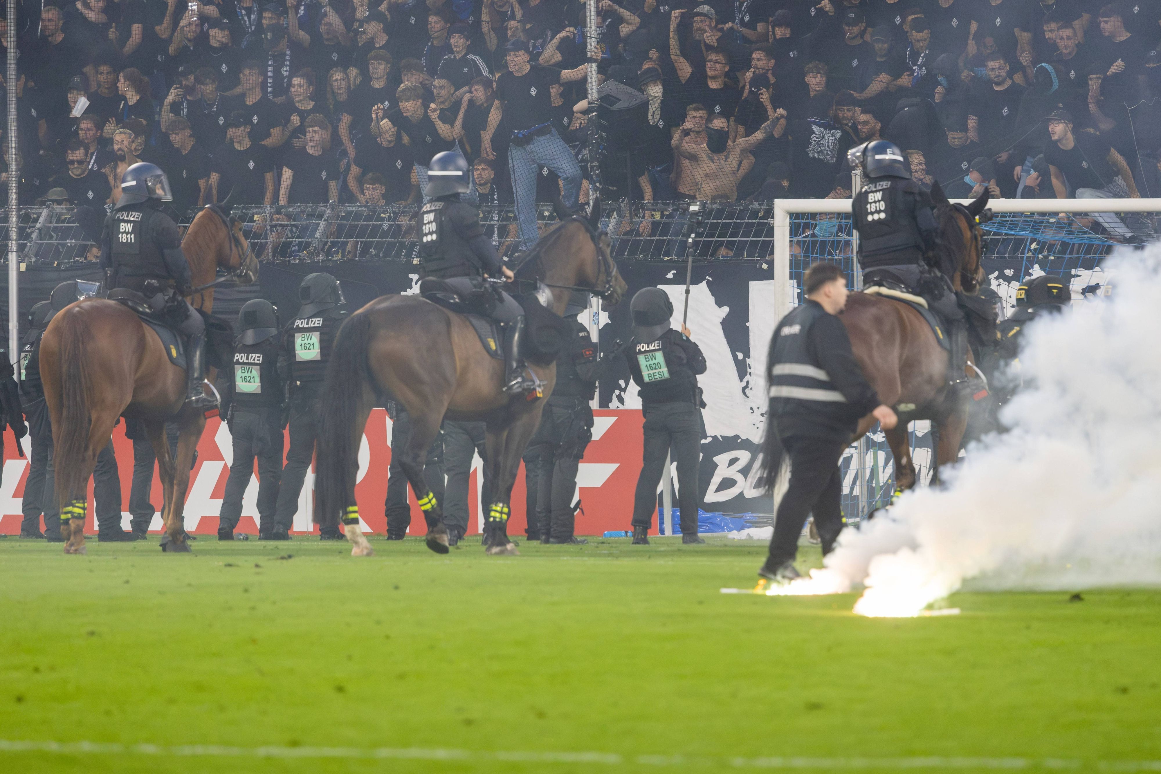 Berittene Polizei auf dem Rasen.
