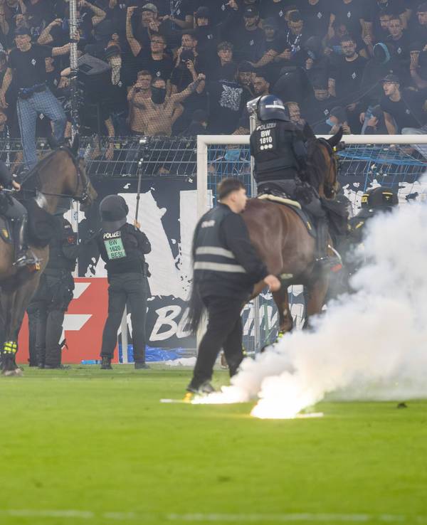 Berittene Polizei auf dem Rasen.